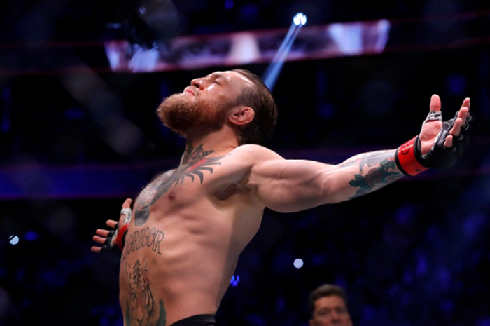 Selebrasi Conor McGregor usai menang dalam waktu 40 detik lawan Donald Cerrone pada UFC 246 di T-Mobile Arena, Las Vegas, Minggu (19/1/2020). 