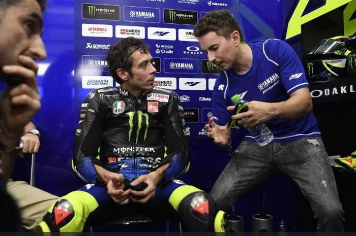 Pembalap Monster Energy Yamaha, Valentino Rossi (kiri), mendengarkan saran dari Jorge Lorenzo saat tes pramusim MotoGP 2020 di Sirkuit Sepang, Malaysia, 8 Februari 2020.