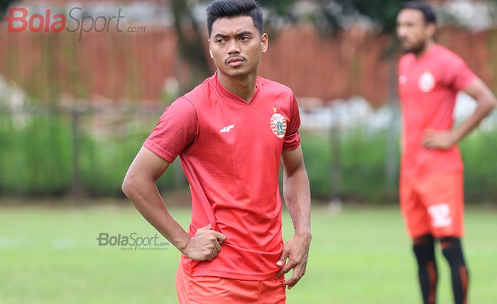 Bek Persija Jakarta, Alfath Fathier, sedang menjalani latihan di Lapangan Sutasoma, Halim, Jakarta Timur (11/3/2020)