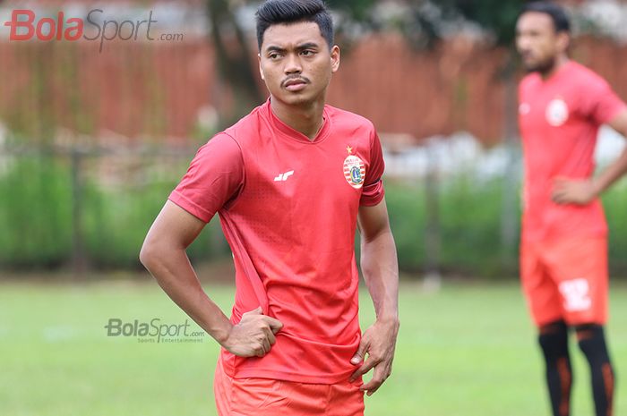 Bek Persija Jakarta, Alfath Fathier, sedang menjalani latihan di Lapangan Sutasoma, Halim, Jakarta Timur (11/3/2020)