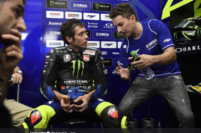 Pembalap Monster Energy Yamaha, Valentino Rossi (kiri), mendengarkan saran dari Jorge Lorenzo saat tes pramusim MotoGP 2020 di Sirkuit Sepang, Malaysia, 8 Februari 2020.