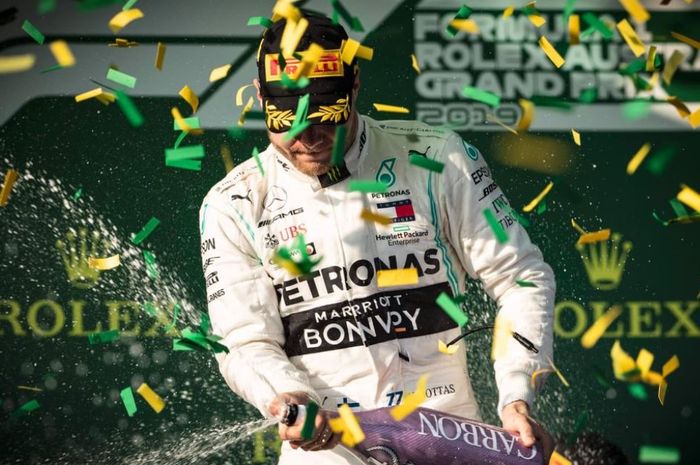 Pembalap tim Mercedes, Valtteri Bottas rayakan kemenangan pada seri perdana F1 di Australia, pada Minggu (17/3/2019) 