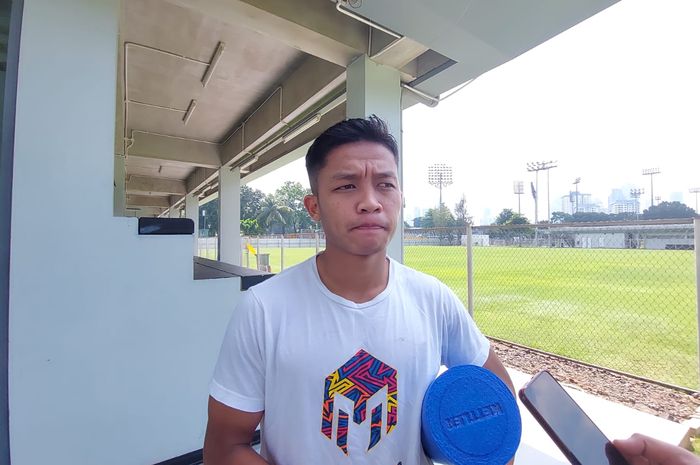 Bek timnas U-22 Indonesia, Ilham Rio Fahmi saat memberikan keterangan kepada awak media di Lapangan B, Senayan, Jakarta, Senin (24/4/2023).