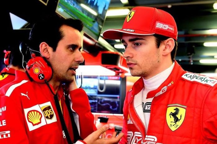 Pembalap muda Ferrari, Charles Leclerc (kanan) saat diberi instruksi oelh timnya