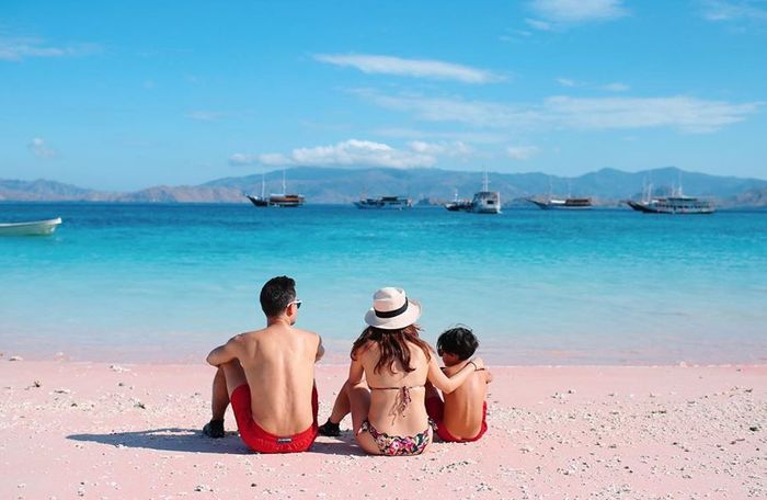 Penampilan seksi BCL kenakan bikini model two piece saat liburan ke Pantai di NTT