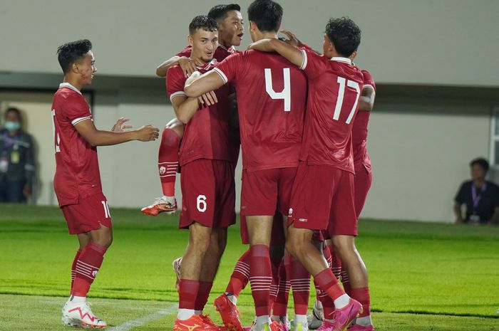 Beberapa pemain Timnas U-23 Indonesia sedang merayakan gol ke gawang Taiwan dalam laga Grup K Kualifikasi Piala Asia U-23 2024.