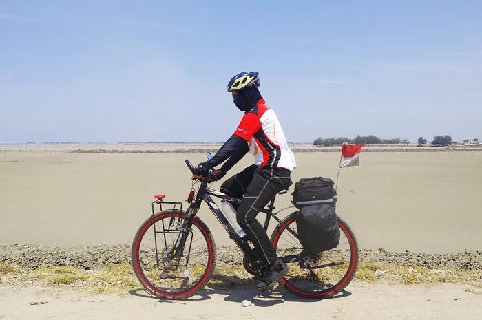 Luthfi Maizakusuma Kayuh Sepeda Dari Malang Hingga ke China untuk Nyatakan Cinta