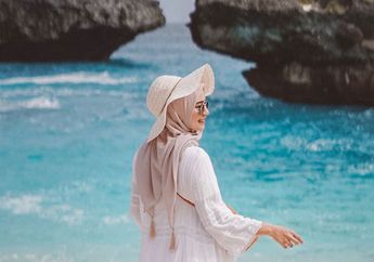 5 Ide Outfit Hijab Buat Liburan ke Pantai ala Selebgram. Nyaman dan Modis!