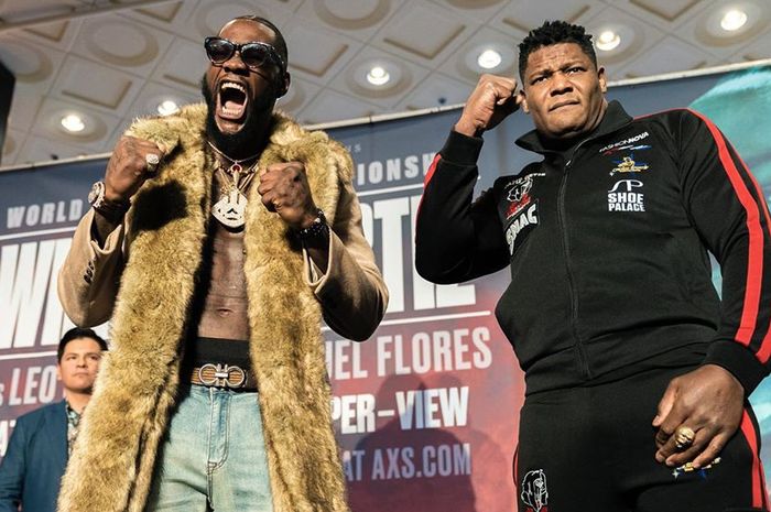 Deontay Wilder berpose bersama Luis Ortiz jelang duel keduanya pada Minggu (24/11/2019) pagi WIB.