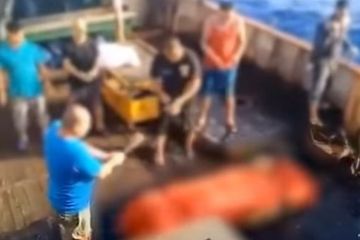 Ngotot Agar Rekannya Dimakamkan Dengan Layak, Kapten Kapal Tetap ...