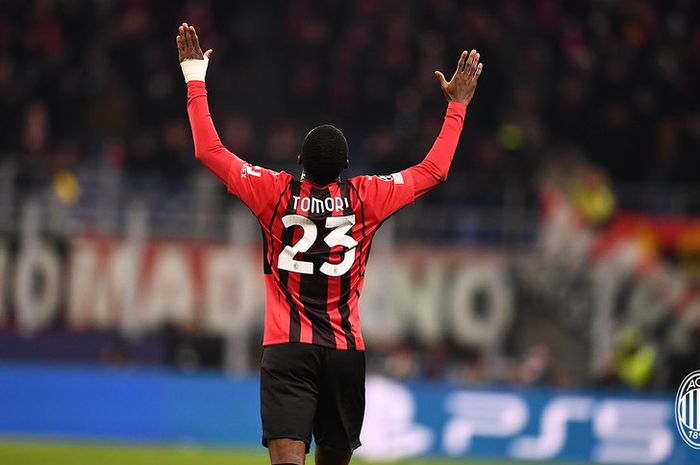 Fikayo Tomori merayakan gol untuk AC Milan saat  menjamu Liverpool dalam matchday terakhir babak penyisihan Grup B Liga Champions 2021-2022 di Stadion San Siro pada Selasa (7/12/2021) waktu setempat atau Rabu mulai pukul 03.00 dini hari WIB. 