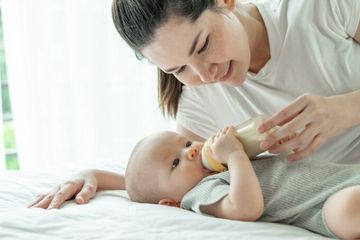 Bolehkah bayi minum susu botol sambil tiduran?