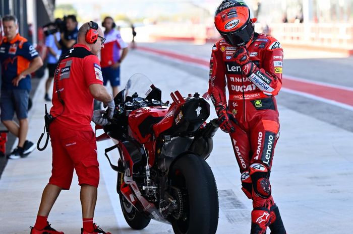 Berbeda dari Yamaha yang fokus mencari top speed, Francesco Bagnaia mengaku Ducati lebih mementingkan kecepatan menikung di tes MotoGP Misano 2022.