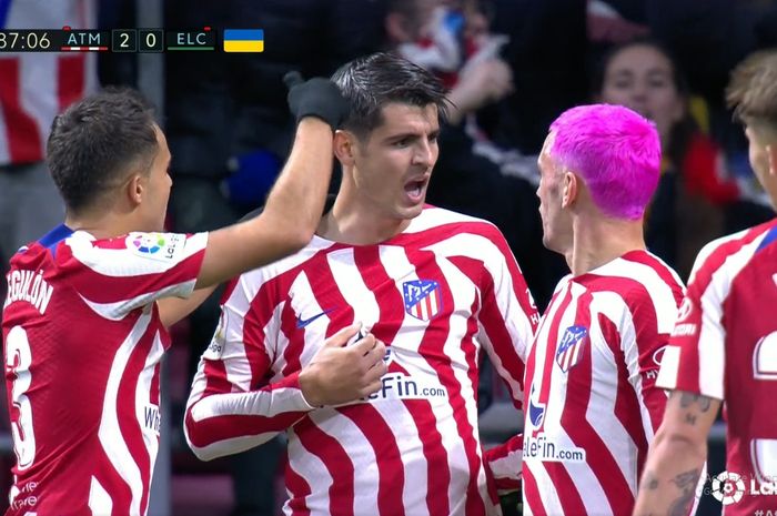 Ekpresi kaget pemain Atletico Madrid Alvaro Morata saat diberitahu oleh rekan setimnya Antoine Griezmann bahwa dia lah yang mencetak gol ke gawang Elche dalam laga pekan ke-15 Liga Spanyol, Jumat (30/12/2022) dini hari WIB.