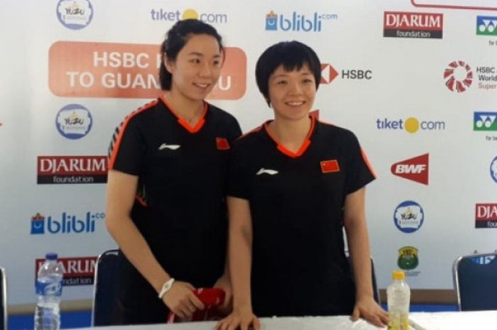 Ganda putri China, Jia Yifan (kiri) dan Chen Qingchen (kanan), saat menemui awak media usai melakoni