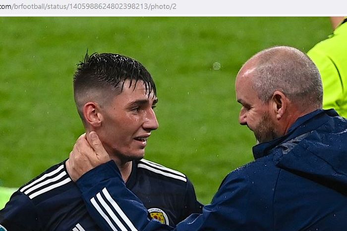 Gelandang timnas Skotlandia, Billy Gilmour, tersenyum bersama pelatih Steve Clarke dalam laga Grup D EURO 2020 kontra timnas Inggris di Stadion Wembley, Jumat (18/6/2021).