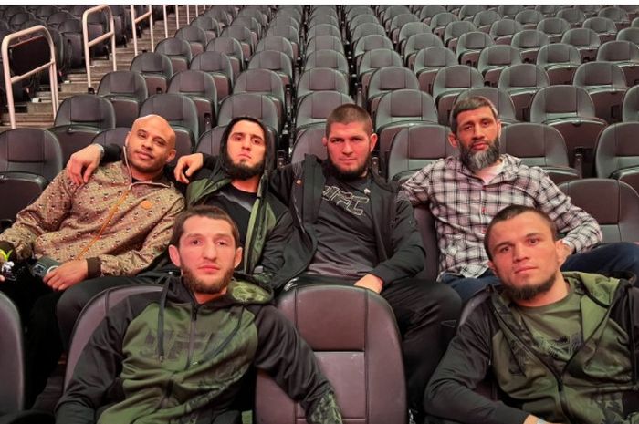 Atas dari kiri: Ali Abdelaziz, Islam Makhachev, Khabib Nurmagomedov. Bawah dari kiri: Tagir Ulanbekov dan Umar Nurmagomedov.