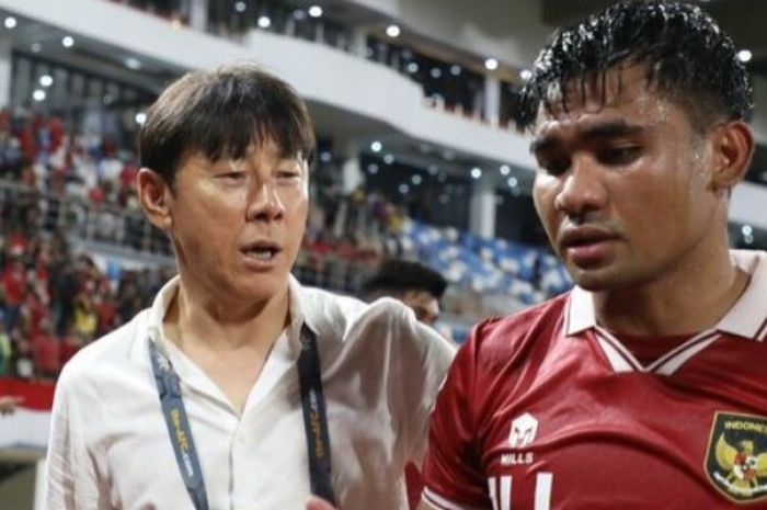 Pelatih Timnas Indonesia Shin Tae-yong bersama Asnawi Mangkualam.