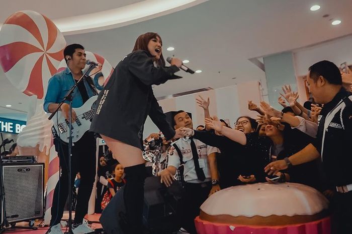 Penampilan seksi Marion Jola yang mencuri perhatian karena dinilai tak seperti pakai celana saat manggung di mall