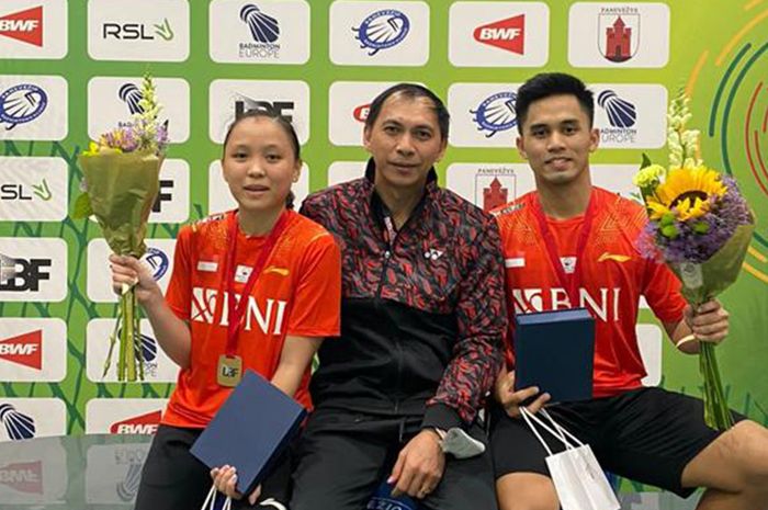 Pelatih Indonesia, Flandy Limpele, saat mendampingi pasangan ganda campuran Indonesia, Amri Syahnawi/Winny Octavina Kandow, memenangi Lithuanian International 2022. Pelatih bertangan dingin ini memutuskan untuk melepas posisinya di PBSI.