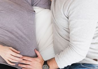 4 Posisi Hubungan Intim yang Hot untuk Ibu Hamil agar Tetap Aman