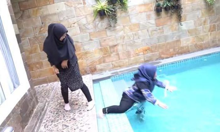 Ria Ricis senggol <a href='https://jambi.tribunnews.com/tag/kekeyi' title='Kekeyi'>Kekeyi</a> hingga terperosok ke kolam renang