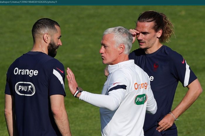 Karim Benzema dan Didier Deschamps tampak akrab di sesi latihan timnas Prancis.