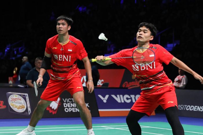 Ganda putra Indonesia, Daniel Marthin dan Leo Rolly Carnando, saat tampil pada babak pertama Denmark Open 2023 di Jyske Bank Arena, Odense, Denmark, 18 Oktober 2023.