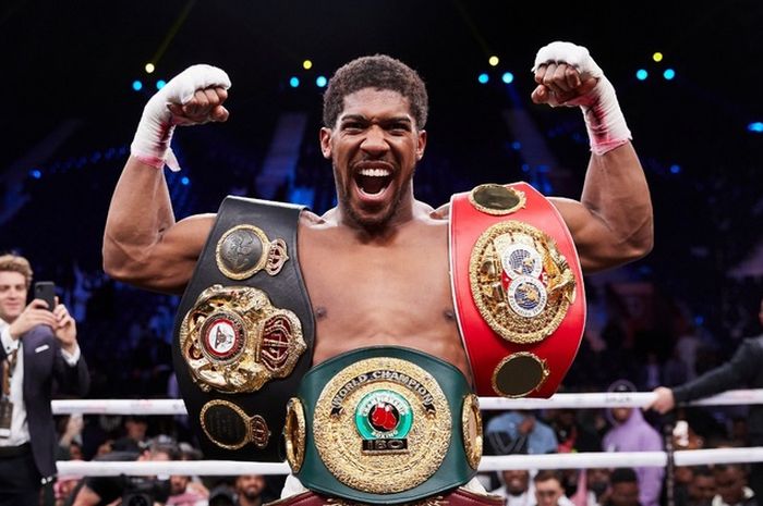 Petinju kelas berat, Anthony Joshua memamerkan berbagai gelarnya. Gelar tersebut antara lain IBF, IBO, WBO, dan WBA.