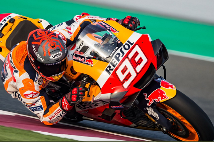 Pembalap Repsol Honda, Marc Marquez, saat beraksi di Sirkuit Losail, pada tes pramusim MotoGP 2020, Senin (24/2/2020).