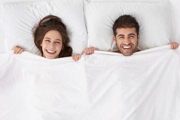 Jelajahi sensasi sensitif seksual pria sebagai foreplay sebelum berhubungan intim.