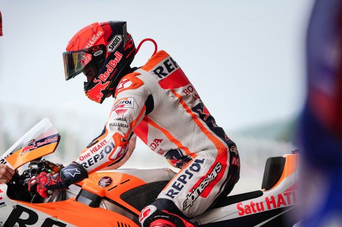Pembalap Repsol Honda, Marc Marquez bersiap tampil di salah satu sesi MotoGP Indonesia di Sirkuit Mandalika