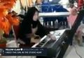 Viral Video Cewek Lincah Main Keyboard, Yellow Claw: I Need This Girl In The Studio!