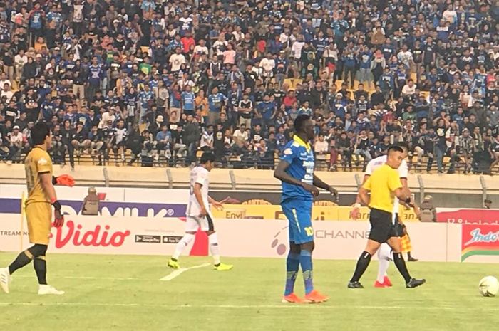 Striker Persib Bandung, Ezechiel N'Douassel, mendapatkan kartu kuning karena dianggap melakukan diving saat laga kontra Madura United, pada Minggu (23/6/2019).