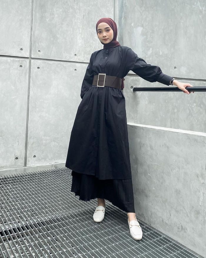 Ide Style Fashion Hijab Pakai Midi Dress Hitam ala Selebgram yang Bisa