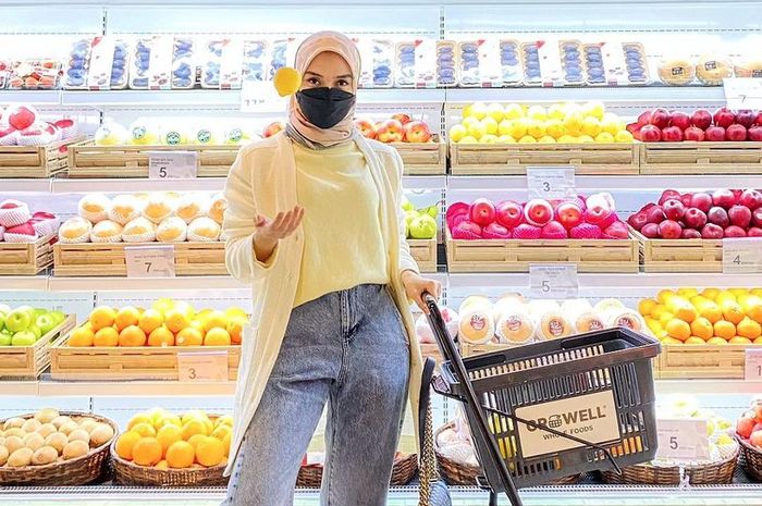Inspirasi OOTD Hijab ke Supermarket Saat Pandemi dari Tiqasya yang