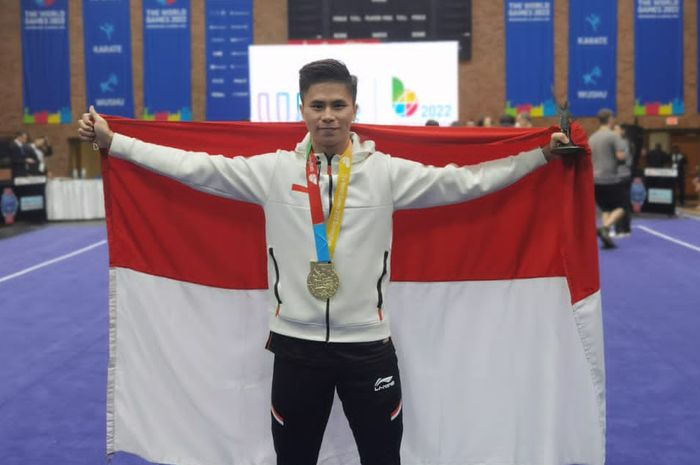 Atlet wushu Indonesia, Edgar Xavier Marvelo, usai mempertahankan gelar juara Changquan pada Kejuaraan Dunia Wushu (Wolrd Games) 2022. 