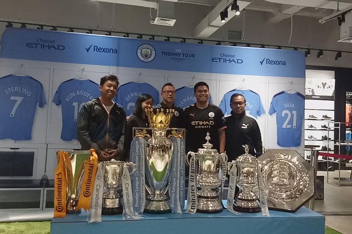 Manctan striker Manchester City, Paul Dickov, dalam acraa tur trofi di Senayan City, Jumat (18/10/2019).