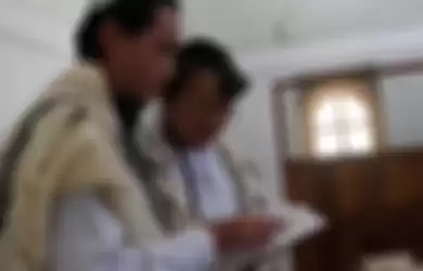 Sejumlah umat Yahudi beribadah di sebuah sinagoge di Tondano, Sulawesi Utara, Selasa (4/3/2019). Dari 260 juta penduduk Indonesia, terdapat sekitar 200 orang Yahudi tersisa, yang berjibaku dengan 'keresahannya' menjalani hidup di antara pemeluk enam agama yang sah diakui negara.