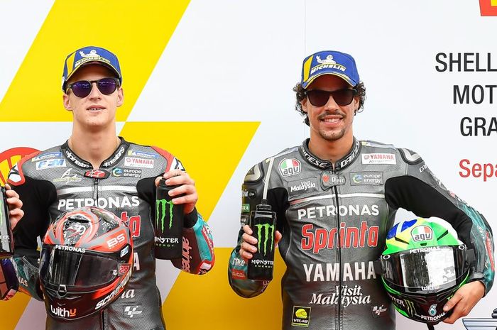 Fabio Quartararo (kiri) dan Franco Morbidelli (kanan) berpose ketika sama-sama masih membela Petronas Yamaha SRT. Mereka berpose setelah kualifikasi MotoGP Malaysia di Sirkuit Sepang, Sabtu (3/11/2019).