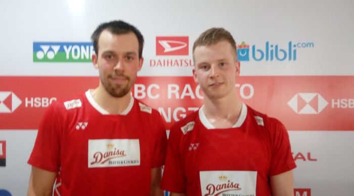 Pasangan ganda putra Denmark, Kim Astrup/Anders Skaarup Rasmussen, berpose di area mixed zone seusai