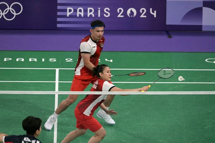 Ganda campuran Indonesia, Pitha Haningtyas Mentari, melakukan pukulan di samping Rinov Rivaldy dalam pertandingan penyisihan Grup A Olimpiade Paris 2024 di Paris, Prancis, 27 Juli 2024. 