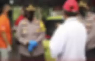 Kapolres Subang, AKBP Sumarni saat memeriksa TKP pembunuhan di Subang, Jawa Barat. 