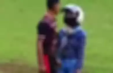 Viral seorang perempuan jemput sang suami yang tengah bertanding sepak bola