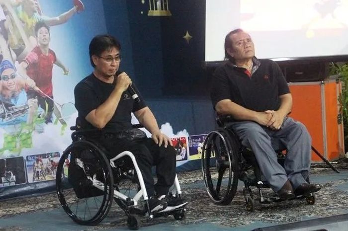 Ketua Umum NPC Indonesia, Senny Marbun (kanan) bersama atlet tenis meja NPC Indonesia, Adyos pada acara halal bihalal NPC Indonesia di Hotel Kusuma Sahid, Solo, Jawa Tengah, Jmat (28/4/2023).