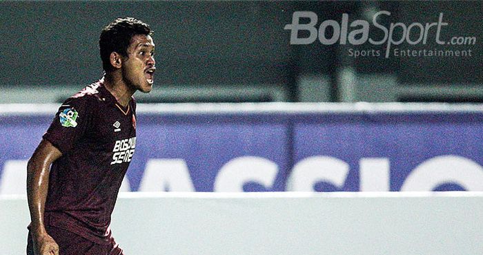 Gelandang PSM Makassar, Rizky Pellu, saat tampil melawan Persib Bandung pada pekan kesepuluh Liga 1 