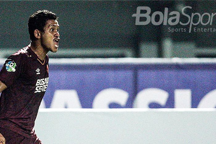 Gelandang PSM Makassar, Rizky Pellu, saat tampil melawan Persib Bandung pada pekan kesepuluh Liga 1 