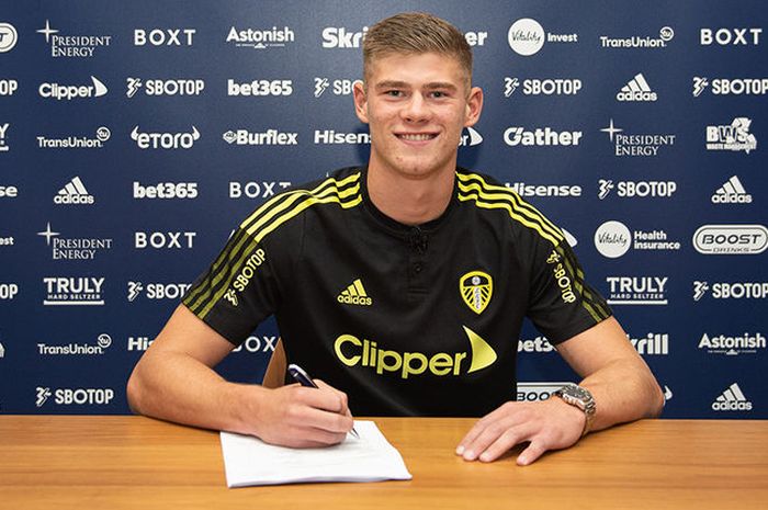 Wonderkid Leeds United Charlie Cresswell saat menandatangani kontrak baru sebelum melakukan debut di tim senior pada Agustus 2021.