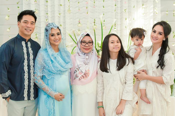 Nuansa Putih Biru, Ini Dekorasi Tasyakuran 4 Bulanan Rini ...