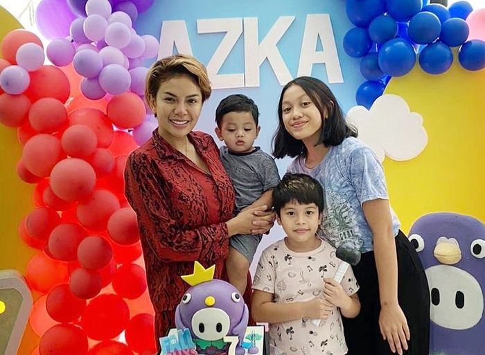 Nikita Mirzani dan anak-anaknya
